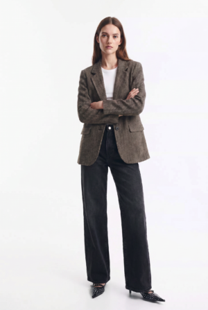 magnific_reemplaza-solo-el-outfit-_kLpHzuz16B