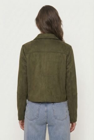 magnific_back-view-model-turned-ar_3GWyZULREY