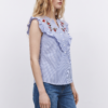 Blusa a Raya con Bordado Floral y Volantes